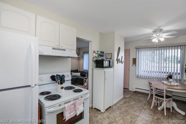 Building Photo - 2 Bed townhouse with Gas and water included!
