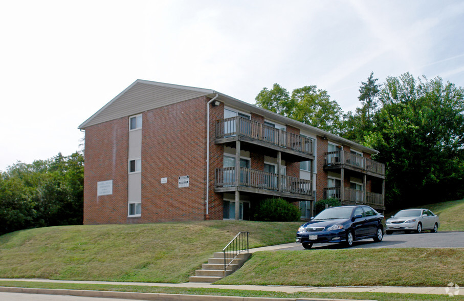 Primary Photo - Hazelcrest Apartments