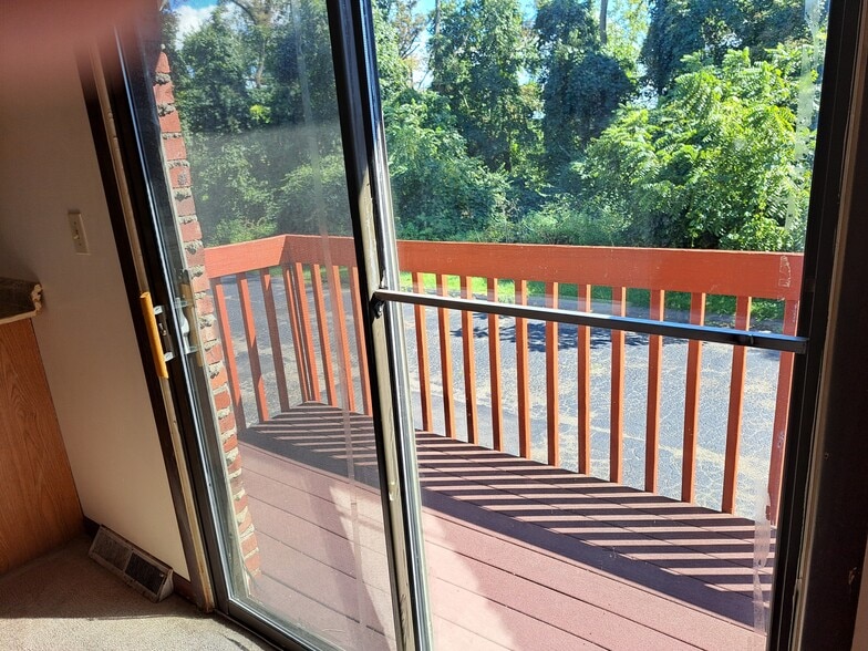 Private large comfortable deck - 3812 Lebanon Church Rd