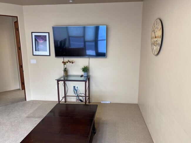 Building Photo - Large 1 bed / 1 bath Condo on North End of...