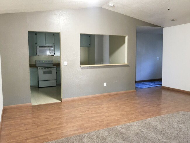 Building Photo - Spacious 3 Bedroom Condo