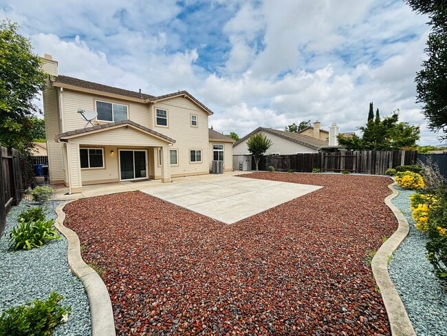 Building Photo - Stunning Four Bedroom Three Bathroom Home in Folsom