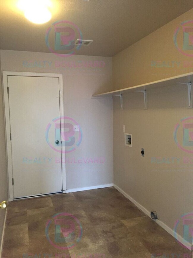 Building Photo - Beautiful 3BR 2 Bath home with RV Parking!...