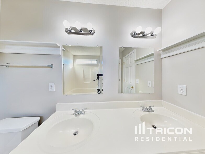 Building Photo - 8109 Bright Oak Trail