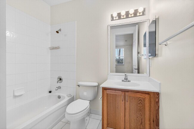 Building Photo - 4 BEDROOMS 3.5 BATHROOMS!! GATED COMMUNITY