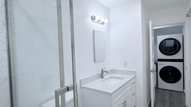 Building Photo - NEWLY RENOVATED---- 2BD/1BA, End Unit TH in Twin Creeks Garden, San Ramon- Available Now!