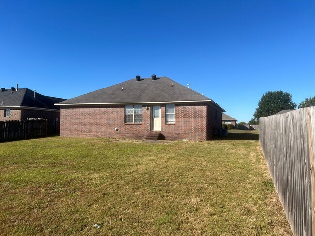 Building Photo - 3 Bed 2 Bath Home