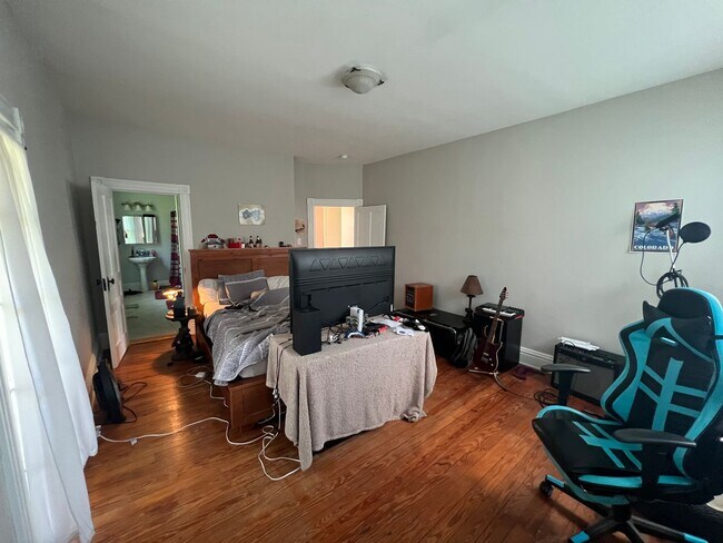 Building Photo - Gorgeous 3 bdrm/2.5 bath newly renovated h...