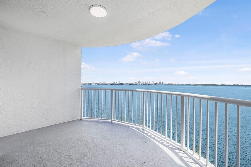 Building Photo - 1420 Brickell Bay Dr