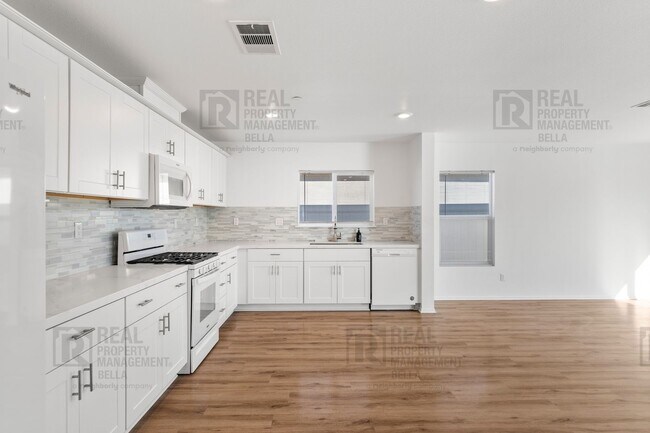 Building Photo - Spacious 4-Bed, 2-Bath Open-Concept Home i...