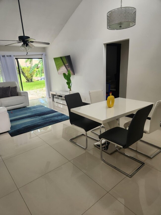 Building Photo - 12760 Spinnaker Ln