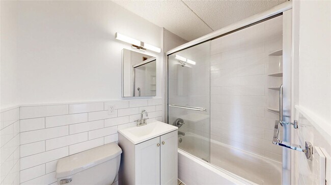 Building Photo - 560 Halstead Ave