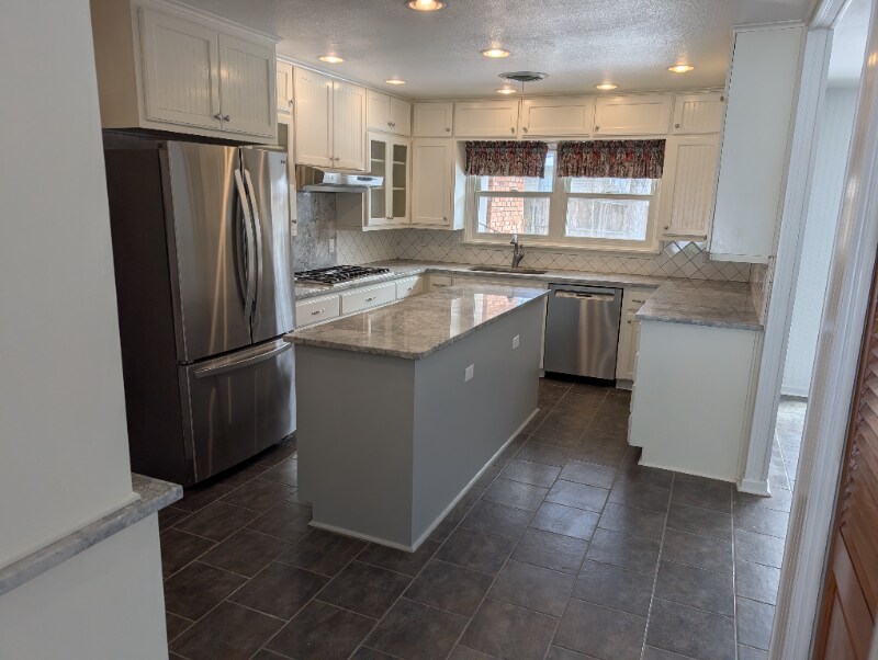 Building Photo - 3001 El Camino Dr