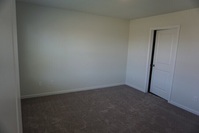 Building Photo - 602 Draymore Dr NE