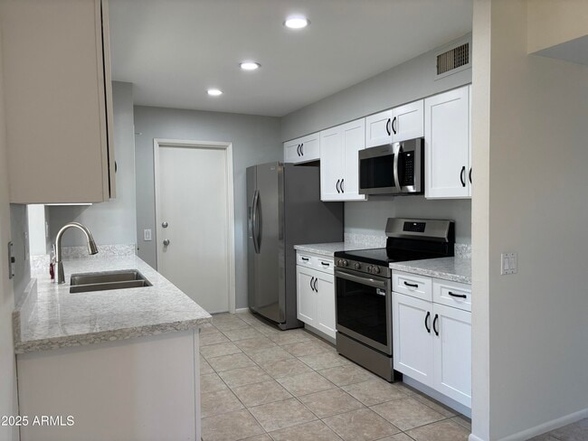 Building Photo - 9719 W Rolling Hills Dr