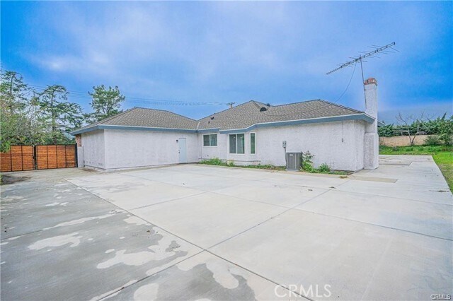 Building Photo - 3518 N Mills Ave