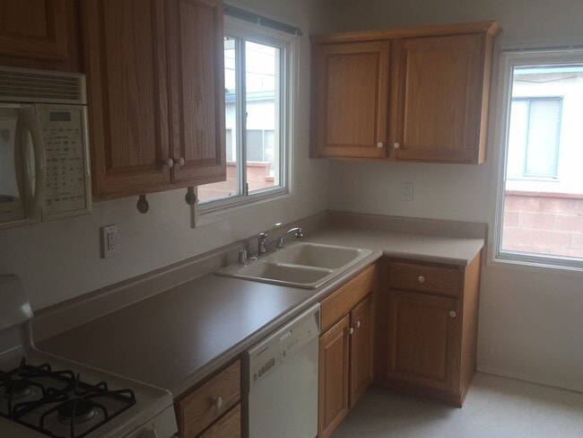 Building Photo - REDONE CUTE 2BED/1BATH HOUSE W/ REFURBISHE...