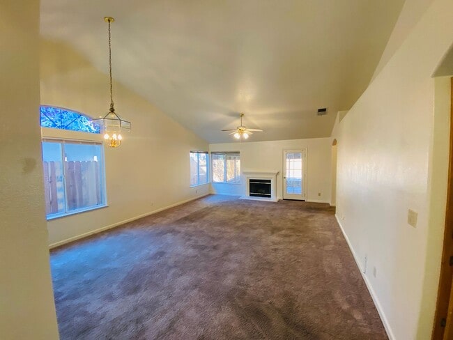 Building Photo - 3 Bedroom Home in Hampton Oaks