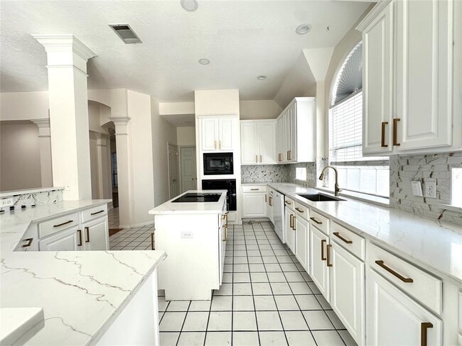 Building Photo - 10305 Open Gate Dr