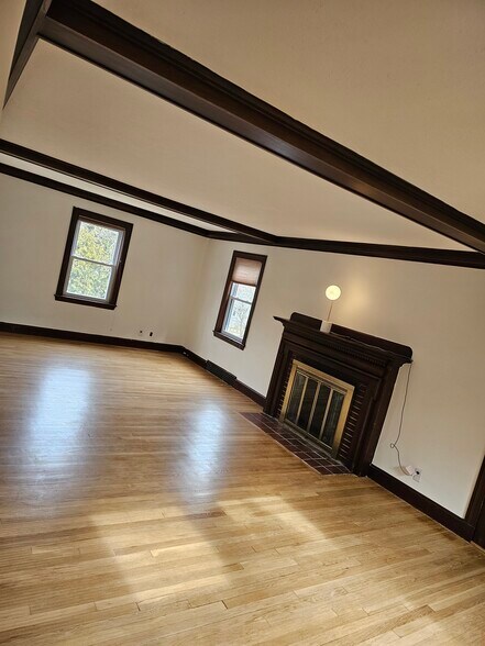 Building Photo - 419 Pond St