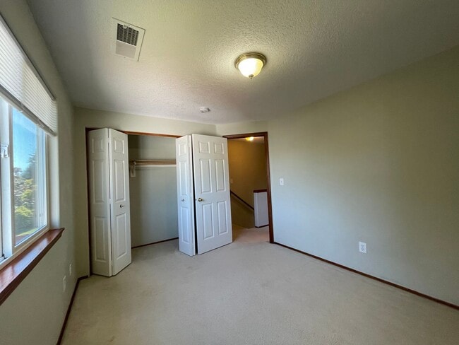 Building Photo - Bright 3 Bedroom 2.5 Bathroom House ~ Wash...