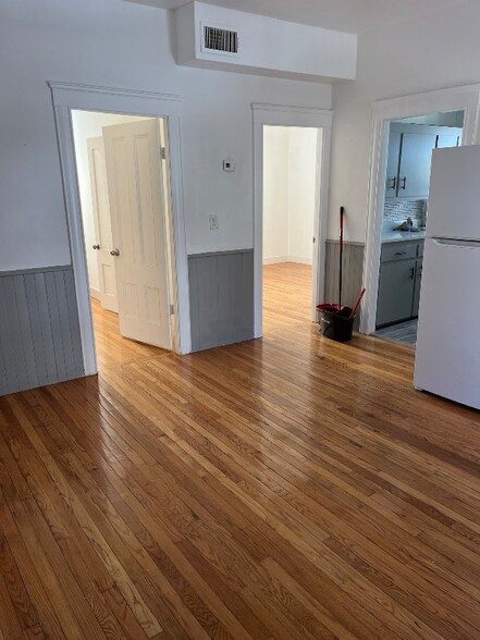 Building Photo - 42 Kilburn St