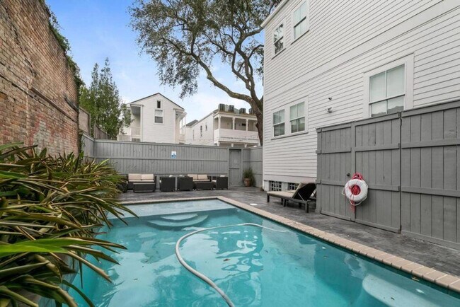 Building Photo - 1719 Terpsichore St