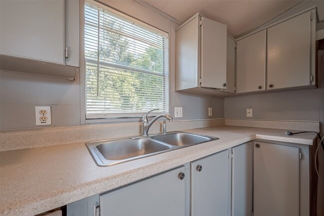 Building Photo - 13202 Hilltop Ct