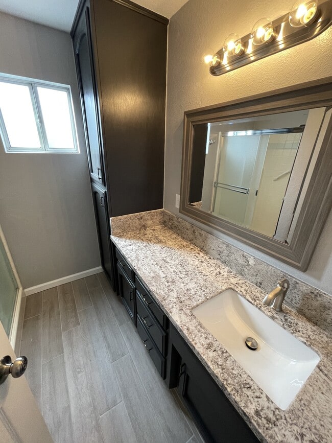 Building Photo - 2800 E Valley Oaks Dr