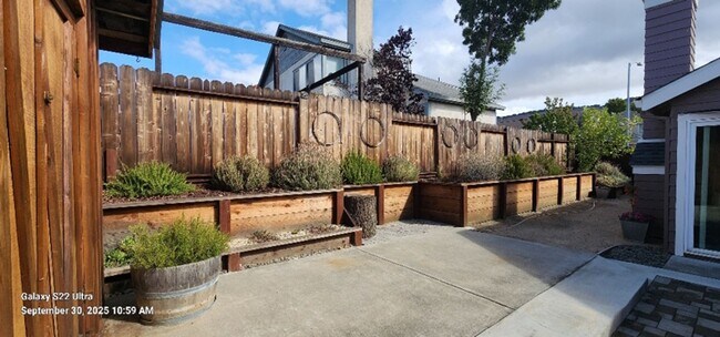 Building Photo - Beautiful & Unique 3 Bed 2 Bath Home w/Cus...