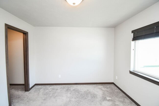 Building Photo - Stylish Townhome in Harrisburg School District – Open Floor Plan & Loft!