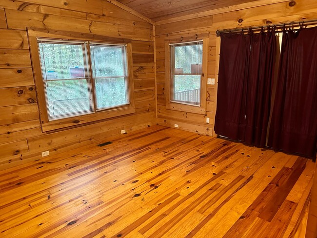 Building Photo - Secluded 1 Bedroom Cabin in Belmont!