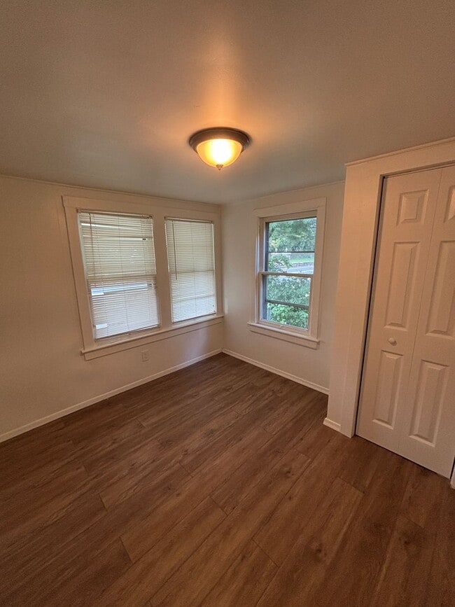 Building Photo - Welcome to your cozy retreat just minutes ...