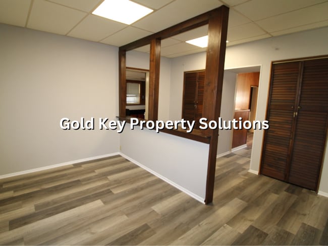 Building Photo - Spacious 1 BR 1 BA House with Fenced Backy...
