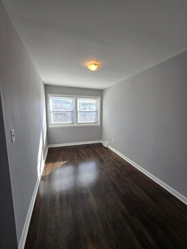 Building Photo - 942 Elton Ave