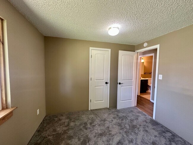 Building Photo - Pet-Friendly 4 Bedroom Home with Fenced Yard & Air Conditioning