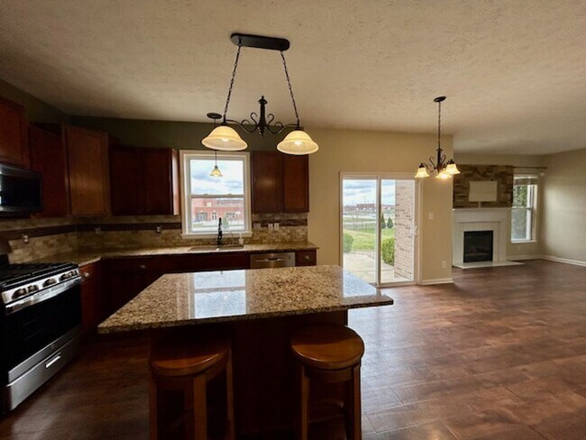 Building Photo - Beautiful 2 Story, 4 Bedroom, with a Full ...