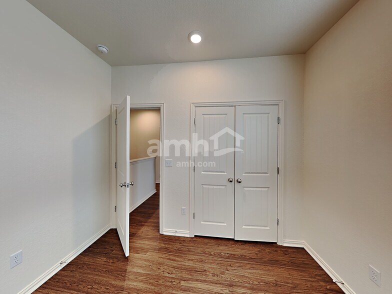 Building Photo - 413 Pebble Bend