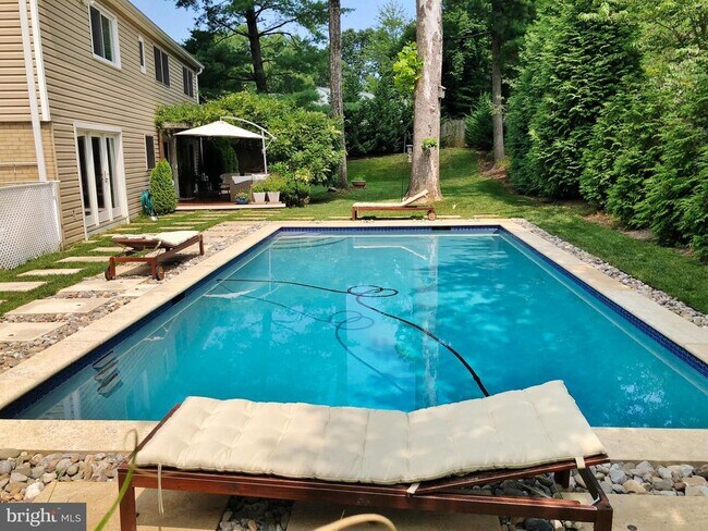 Building Photo - 10309 Bells Mill Terrace