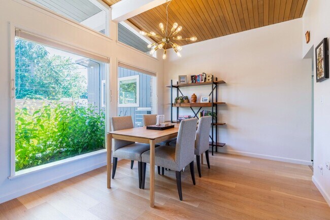 Building Photo - 4bd/1.75ba Shoreline Home