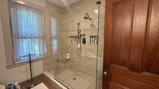 Building Photo - Stunning 4BR Victorian Home with 6 Off-Street Parking Spaces – Flexible Mid- to Long-Term Rental ...