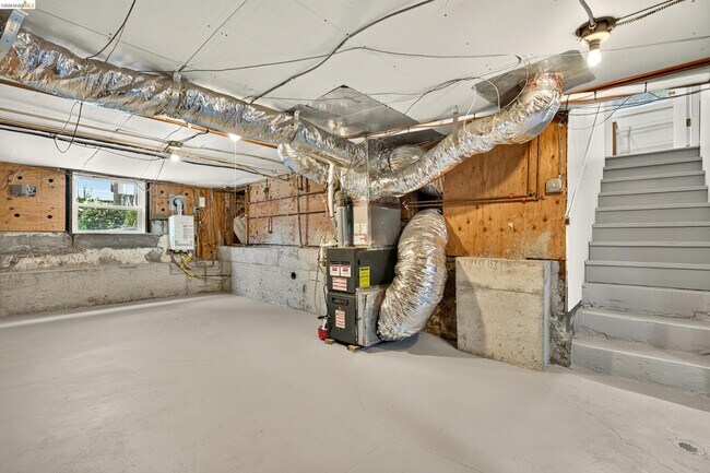 Building Photo - 846 Mandana Blvd