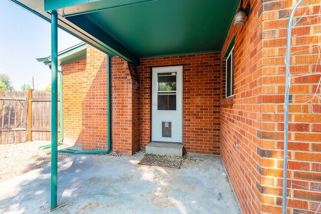 Building Photo - 2 Bedroom 1 Bathroom Unit Available Near BSU