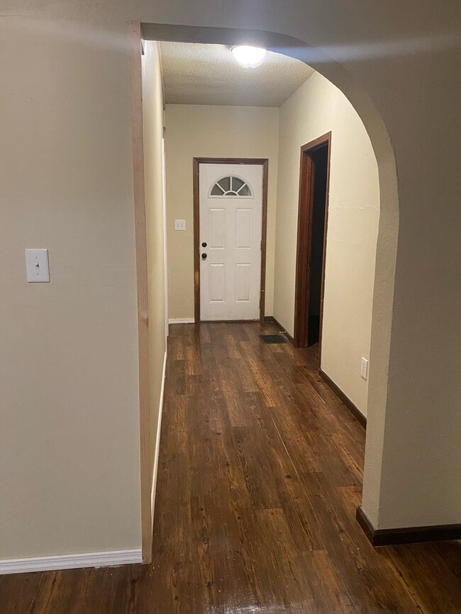 Building Photo - 3 Bed | 1.5 Bath | House