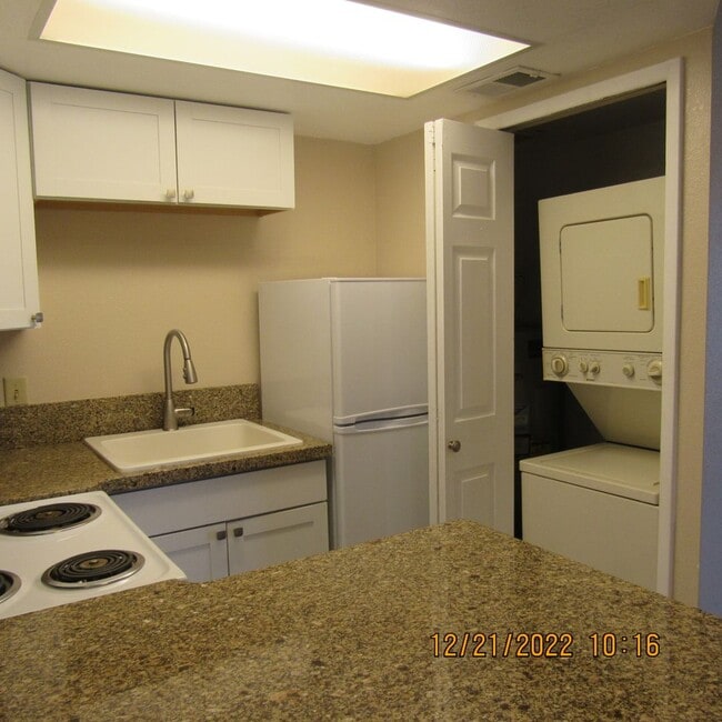 Building Photo - Studio/Condo Recently updated
