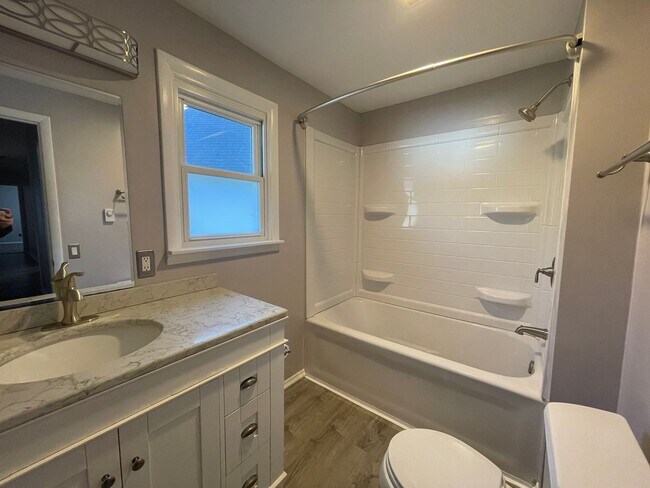 Building Photo - Three Bedroom Home in Gobles