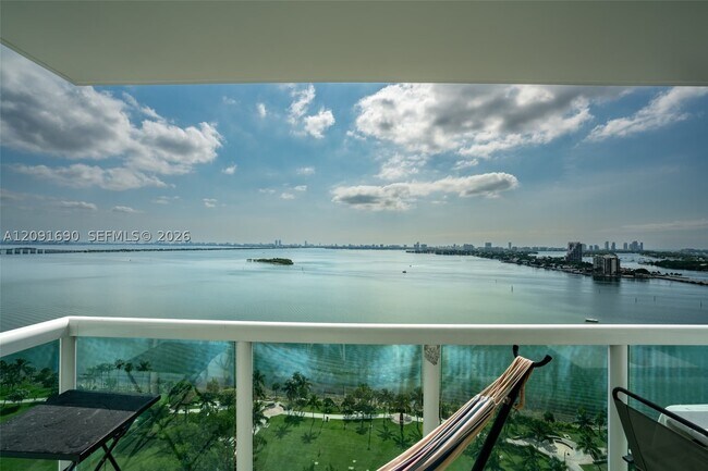 Building Photo - 1800 N Bayshore Dr