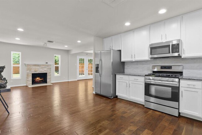 Building Photo - 501 Arbor Ln
