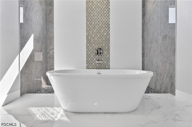 Building Photo - 118 NW 2nd Ave