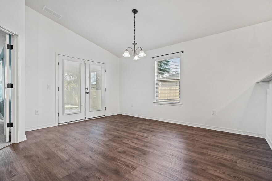 Building Photo - 5555 Peach Dr